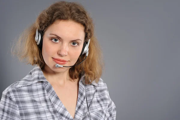 Jonge vrouwelijke klantenservice in hoofdtelefoon — Stockfoto