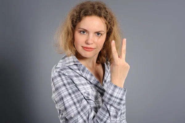 Mulher, mostrando dois dedos — Fotografia de Stock