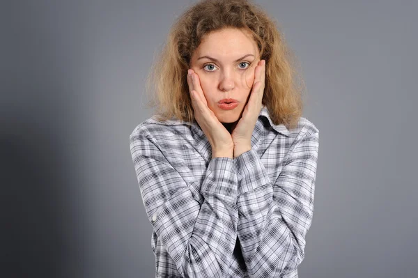 Young woman looking shocked — Stock Photo, Image