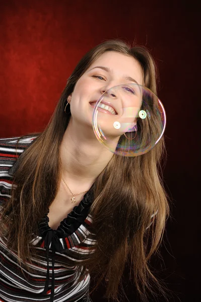 Молодая девушка ловит мыльные пузыри — стоковое фото