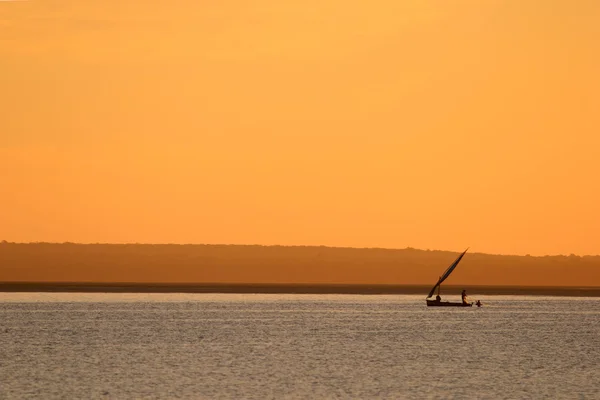 日没時のモザンビークのダウ船 — ストック写真