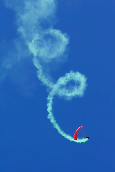 Parachutist aerobatics — Stock Photo, Image