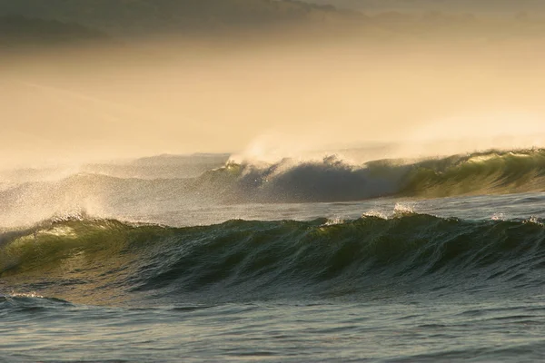 Волны на закате — стоковое фото