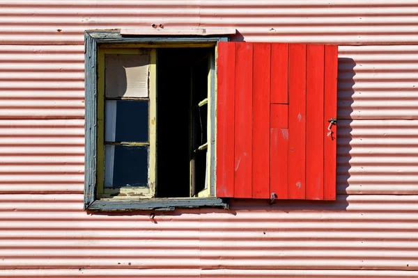 Fönster och fönsterluckor — Stockfoto