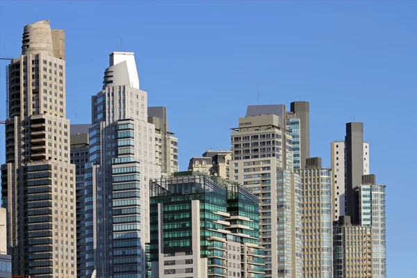 Hochhäuser in der Stadt — Stockfoto
