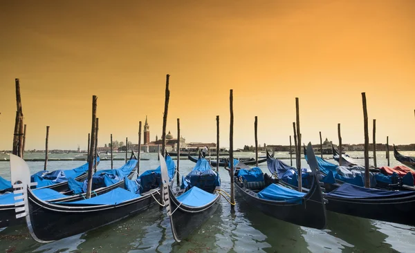 Parkerade gondoler i Venedig, Italien — Stockfoto