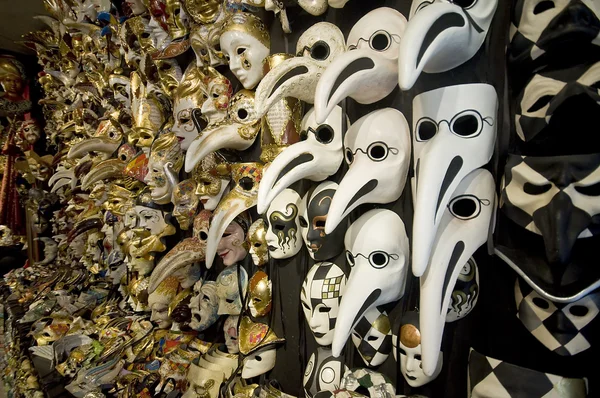 Un montón de máscaras venecianas de carnaval — Foto de Stock