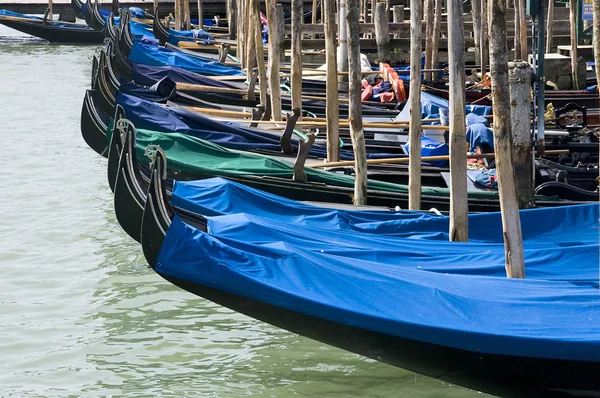 Gondole parcheggiate a Venezia — Foto Stock