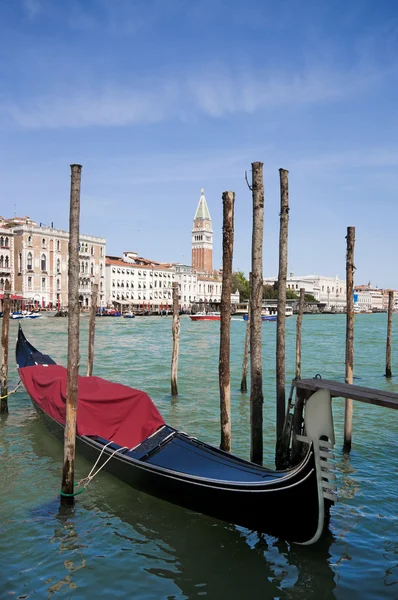 Góndolas aparcadas en Venecia, Italia — Foto de Stock