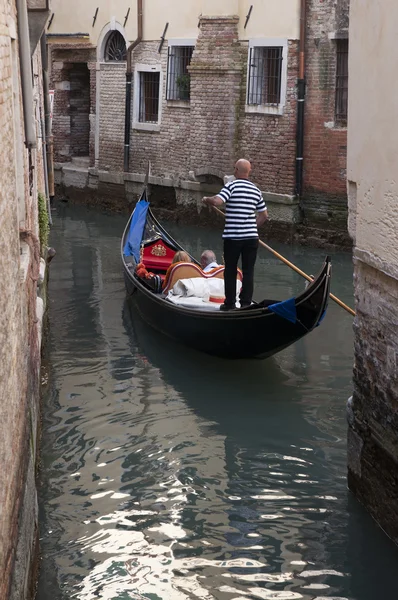 Gondolcu Venedik, İtalya — Stok fotoğraf
