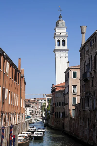 Kanálu a věž Benátky, Itálie — Stock fotografie