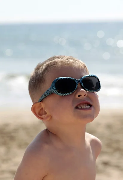 Kleiner Junge mit Sonnenbrille — Stockfoto