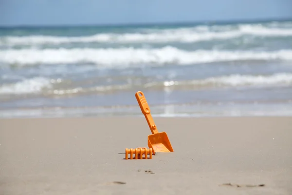 Baby shovel on a seashore — Stock Photo, Image