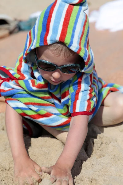 Ragazzo in occhiali da sole e asciugamano — Foto Stock