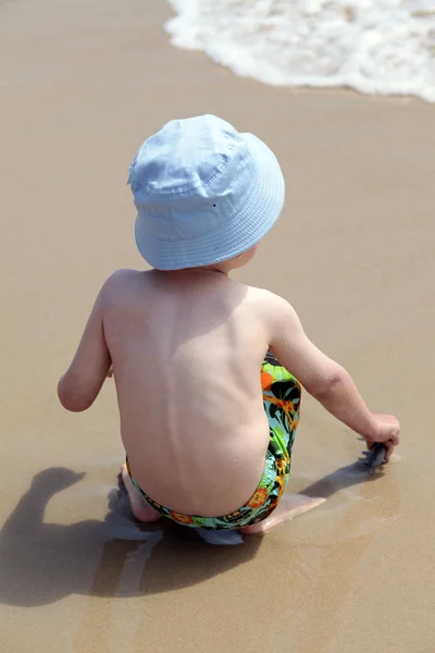 Παιδί το καλοκαίρι στην παραλία — Φωτογραφία Αρχείου