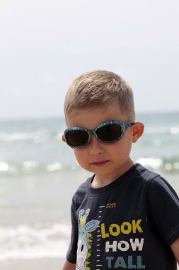 Sahildeki çocuk.