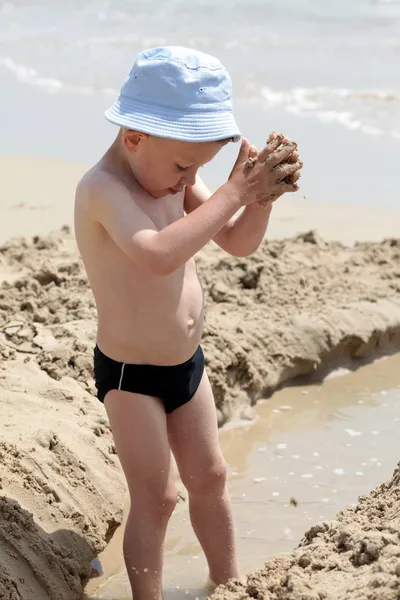 小男孩玩 o 海滩 — 图库照片