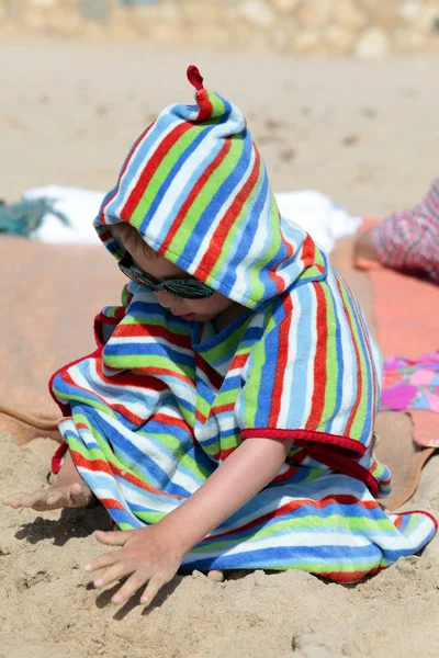 Menino de óculos de sol e toalha — Fotografia de Stock