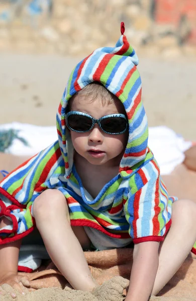 Menino de óculos de sol e toalha — Fotografia de Stock