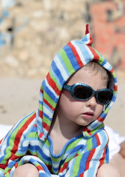 Chłopak w okularach słonecznych i ręcznik — Zdjęcie stockowe
