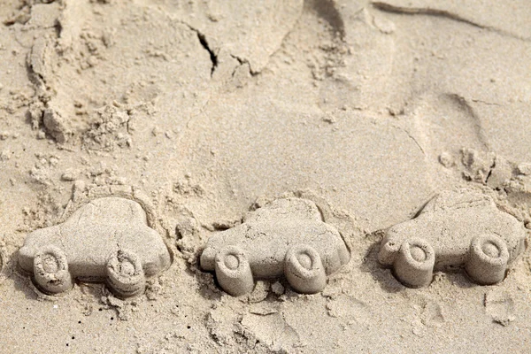Figuras de coches hechas de arena en la playa. Viajar en coche —  Fotos de Stock