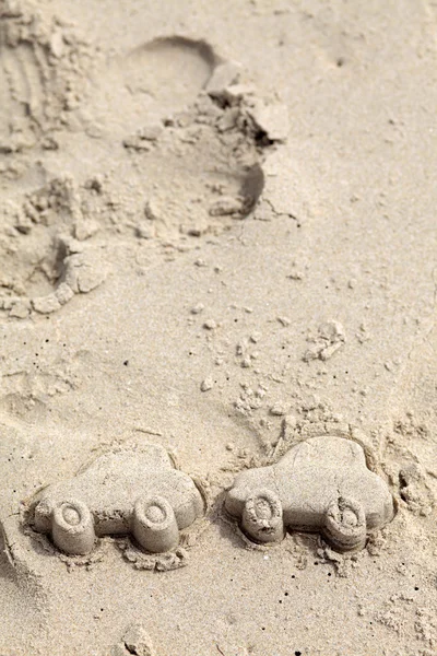 Figuras de coches hechas de arena en la playa. Viajar en coche —  Fotos de Stock