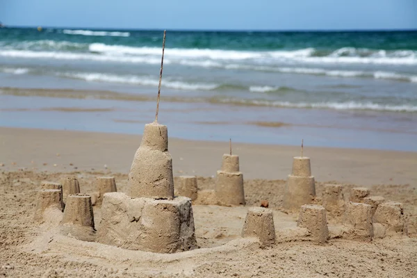 Castelo de areia em uma praia — Fotografia de Stock