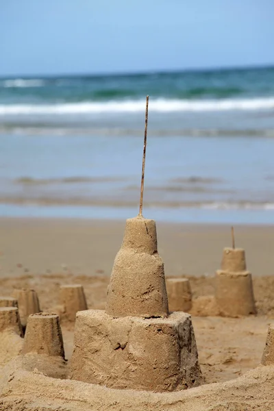 Castelo de areia em uma praia — Fotografia de Stock