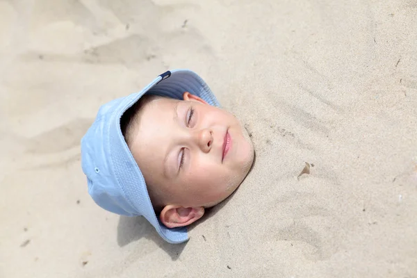 Αγόρι που θάφτηκε κάτω από την άμμο — Φωτογραφία Αρχείου