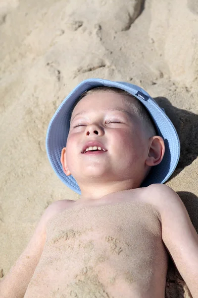 모래에 누워 어린 소년 — 스톡 사진