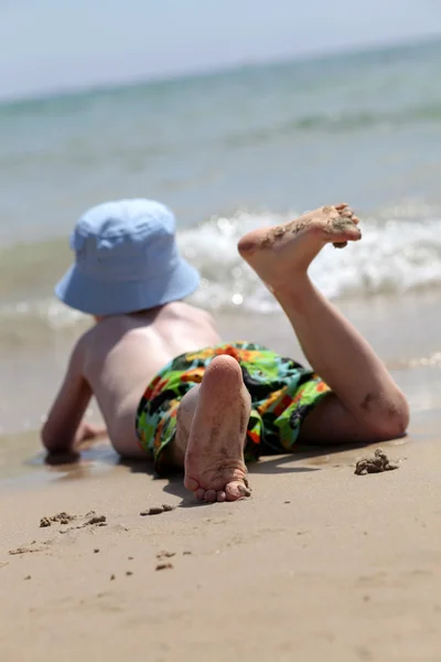 儿童夏季海滩上 — 图库照片