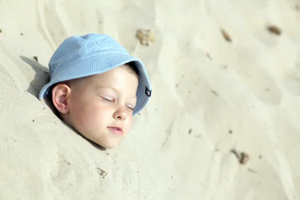 Chłopiec w pochowany w piasek — Zdjęcie stockowe