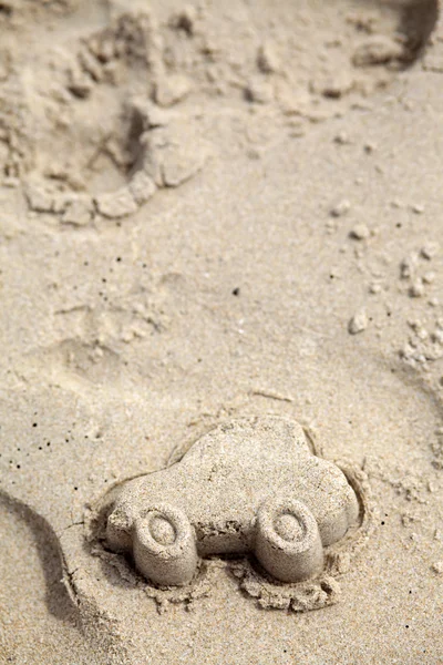 Auto figuur gemaakt van zand op strand. — Stockfoto