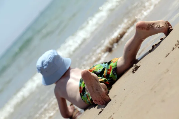 Παιδιά το καλοκαίρι στην παραλία — Φωτογραφία Αρχείου