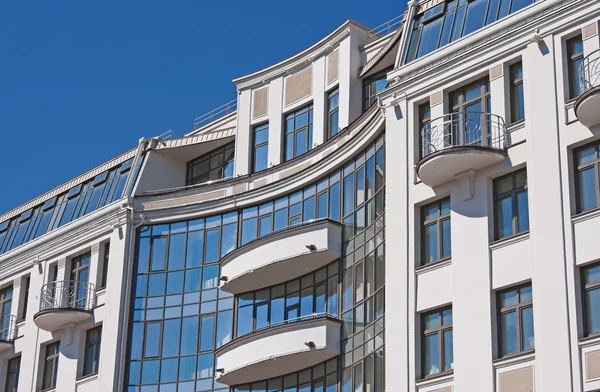 Fasaden av en elit lägenhet hus — Stockfoto