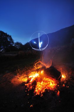 gece kamp üzerinde uzun pozlama ile ateş