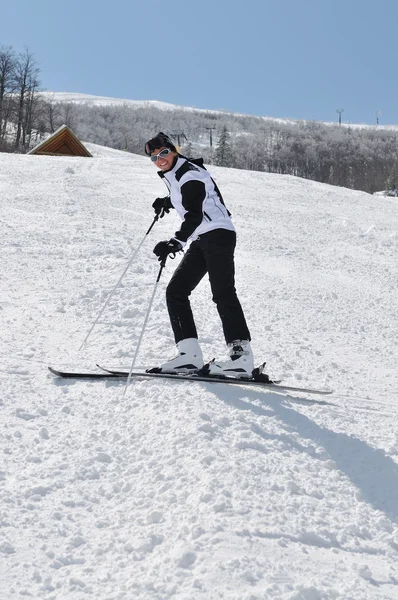 Glückliche Skifahrerin — Stockfoto