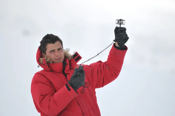 天气 meteo 的男人测量风速 — 图库照片