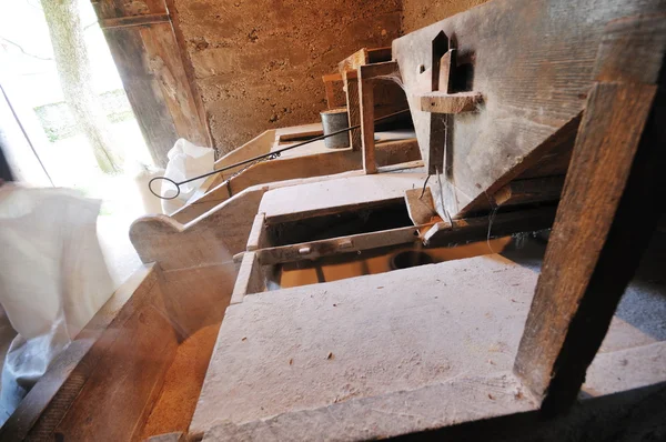 Оригинальная старая пшеничная мельница — стоковое фото