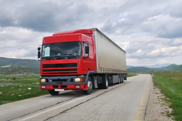 Велика вантажівка доставки на дорозі — стокове фото