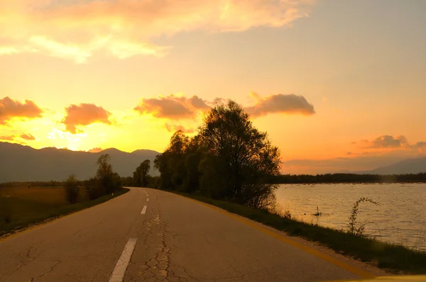 Countryroad 冒险与美丽的夕阳 — 图库照片
