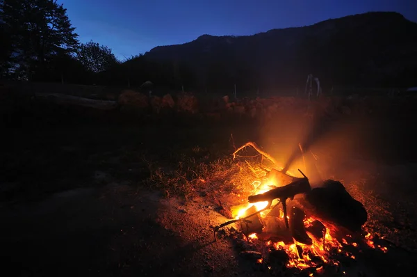 Oheň s dlouhou expozicí na kempování v noci — Stock fotografie