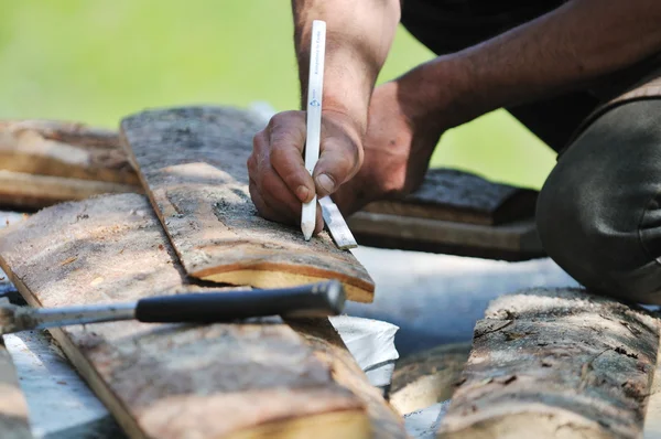 Lavoratore del legno con manichino primo piano — Foto Stock
