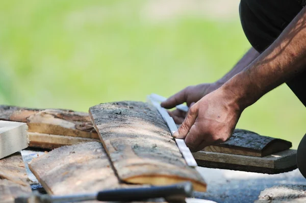 Pracownik drewna z chainshaw zbliżenie — Zdjęcie stockowe