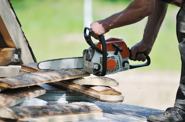 Деревянный рабочий с крупным планом — стоковое фото