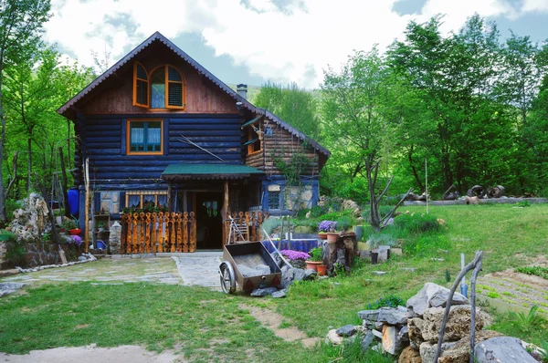 Landhaus aus Holz mit schönem Garten — Stockfoto