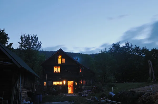 Maison de campagne en bois dans la nuit — Photo
