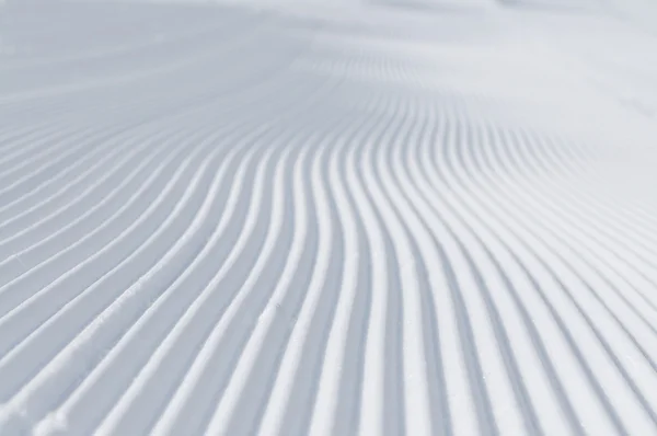 Spår på ski sluttningar på vacker solig vinterdag — Stockfoto