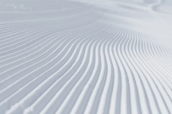 Tracks on ski slopes at beautiful sunny winter day — Stock Photo, Image