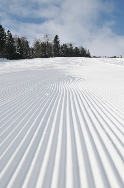 Piste sulle piste da sci in bella giornata invernale soleggiata — Foto Stock